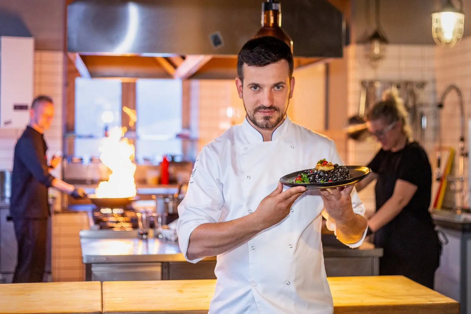 Szef kuchni prezentujący danie festiwalowe