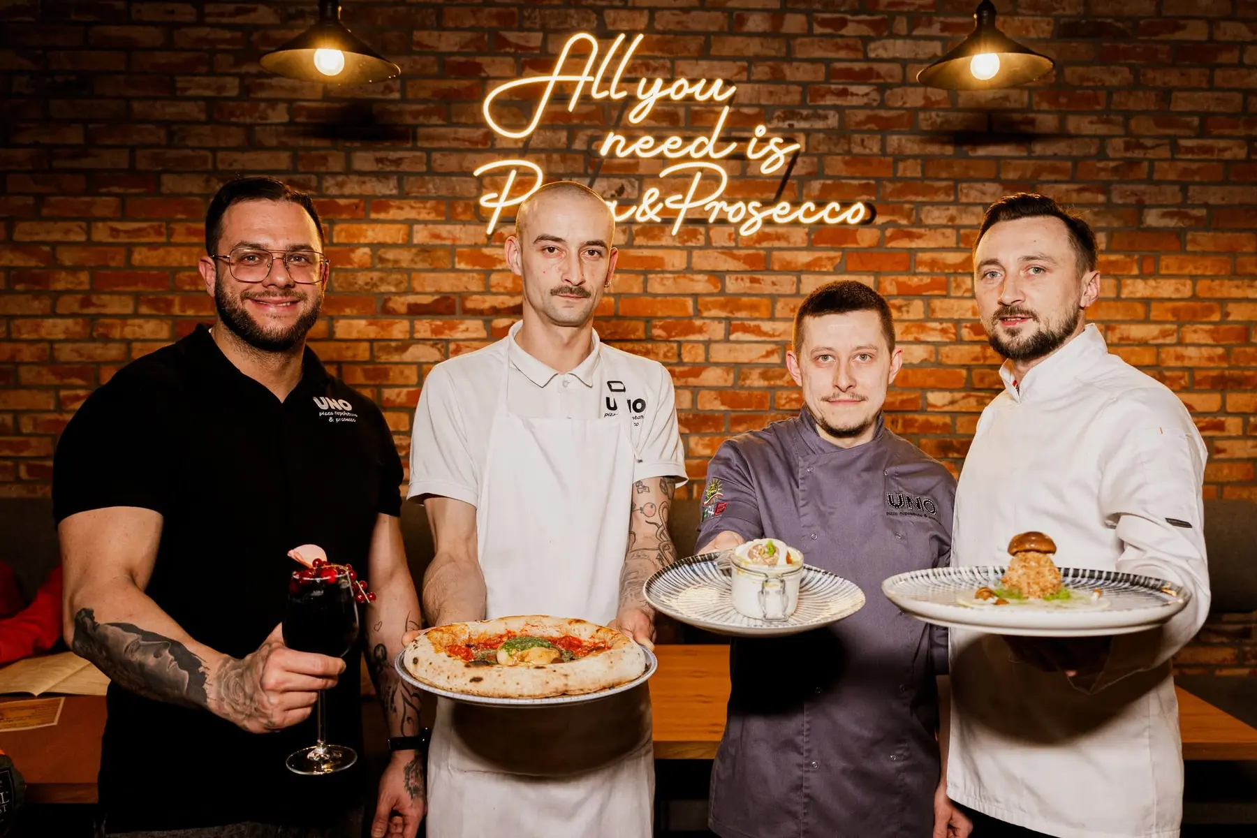 Zespół restauracji prezentujący festiwalowe dania