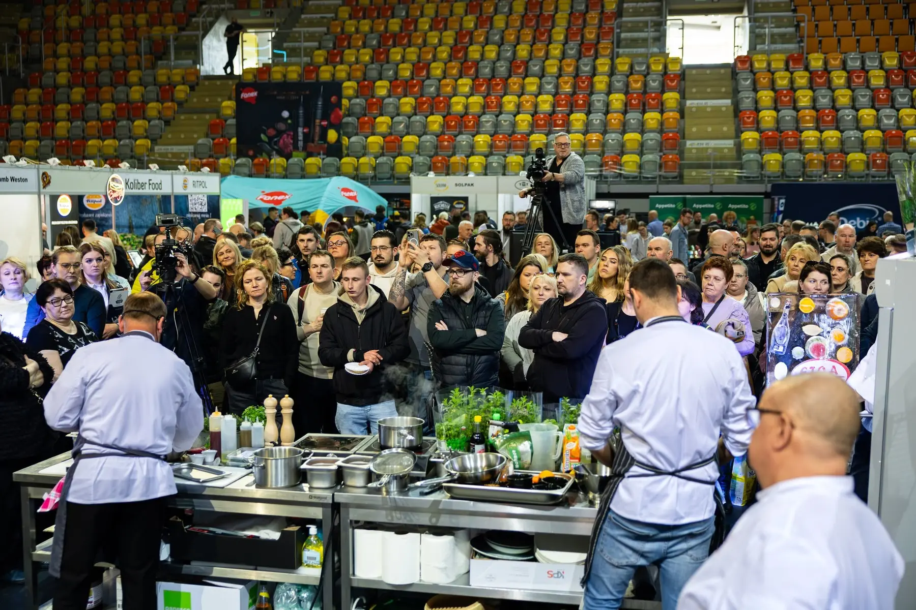 Uczestnicy pokazów kulinarnych podczas targów