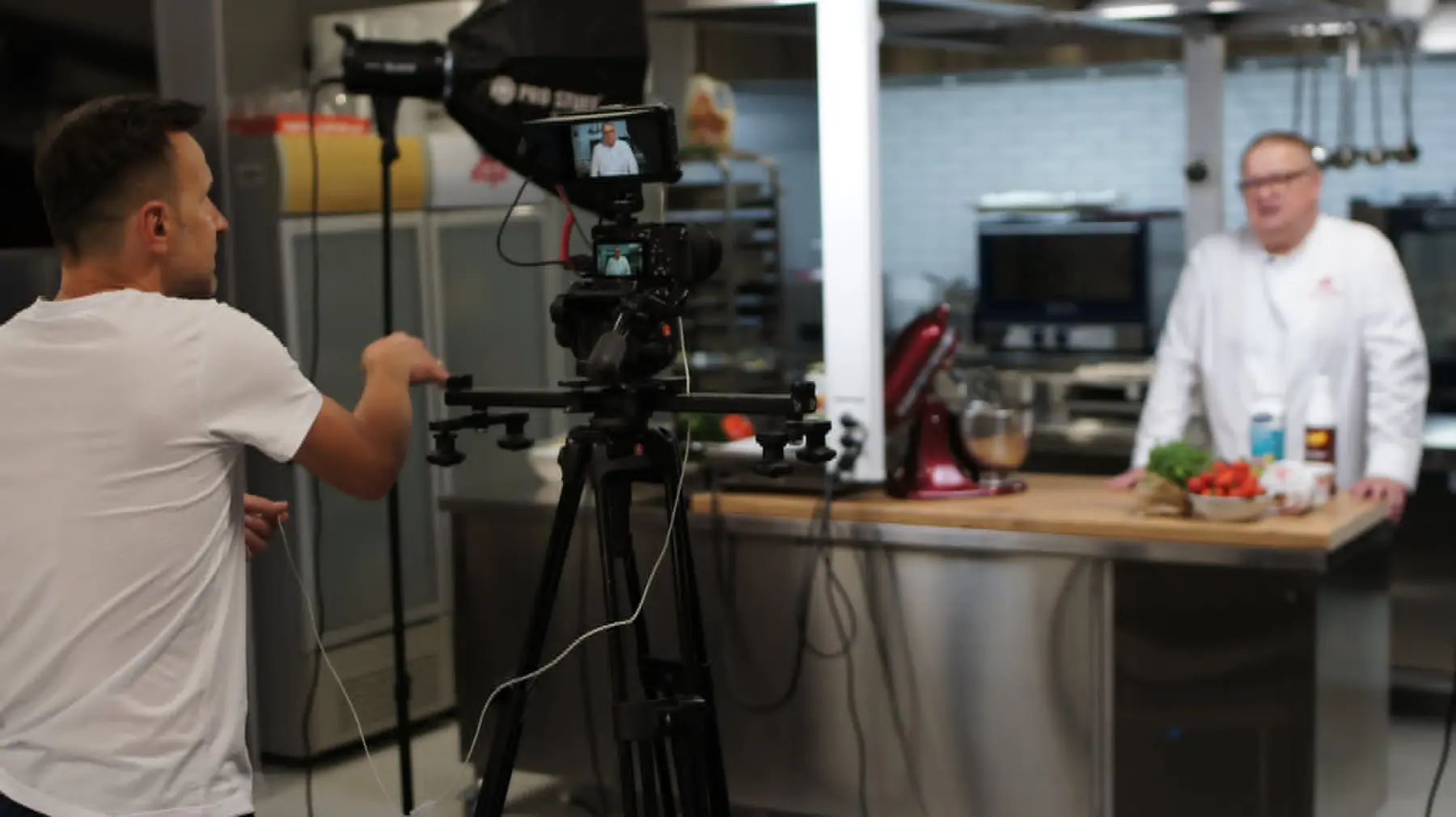 Produkcja video w studiu kulinarnym